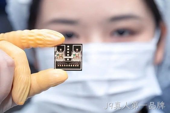 另辟蹊径！中国在下一代光电芯片制造领域获重大突破